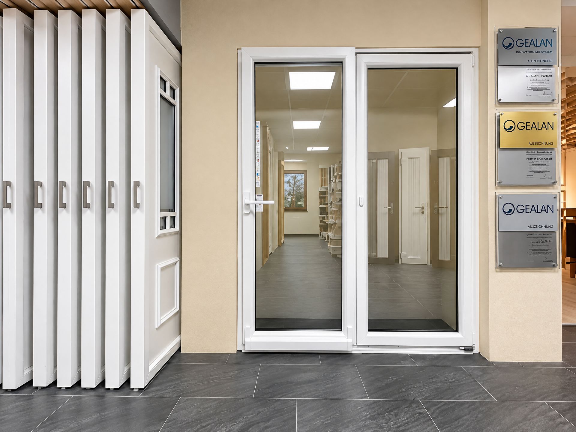 Fenster und Türen in der Ausstellung von Heidrich & Co. in Daaden