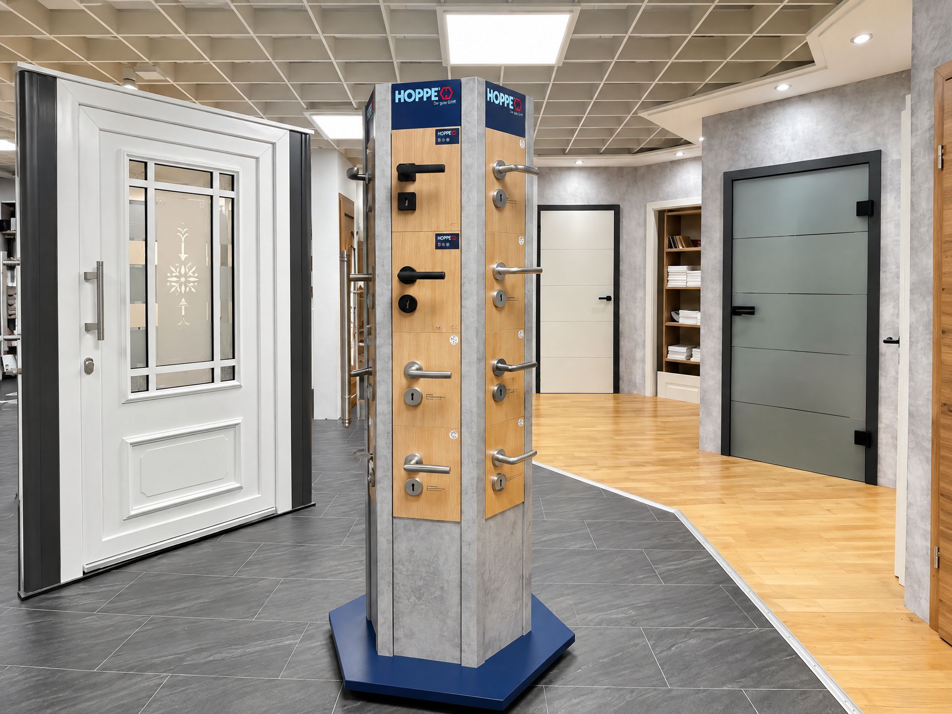 Drückergarnituren und Haustür in der Türenausstellung von Heidrich & Co.