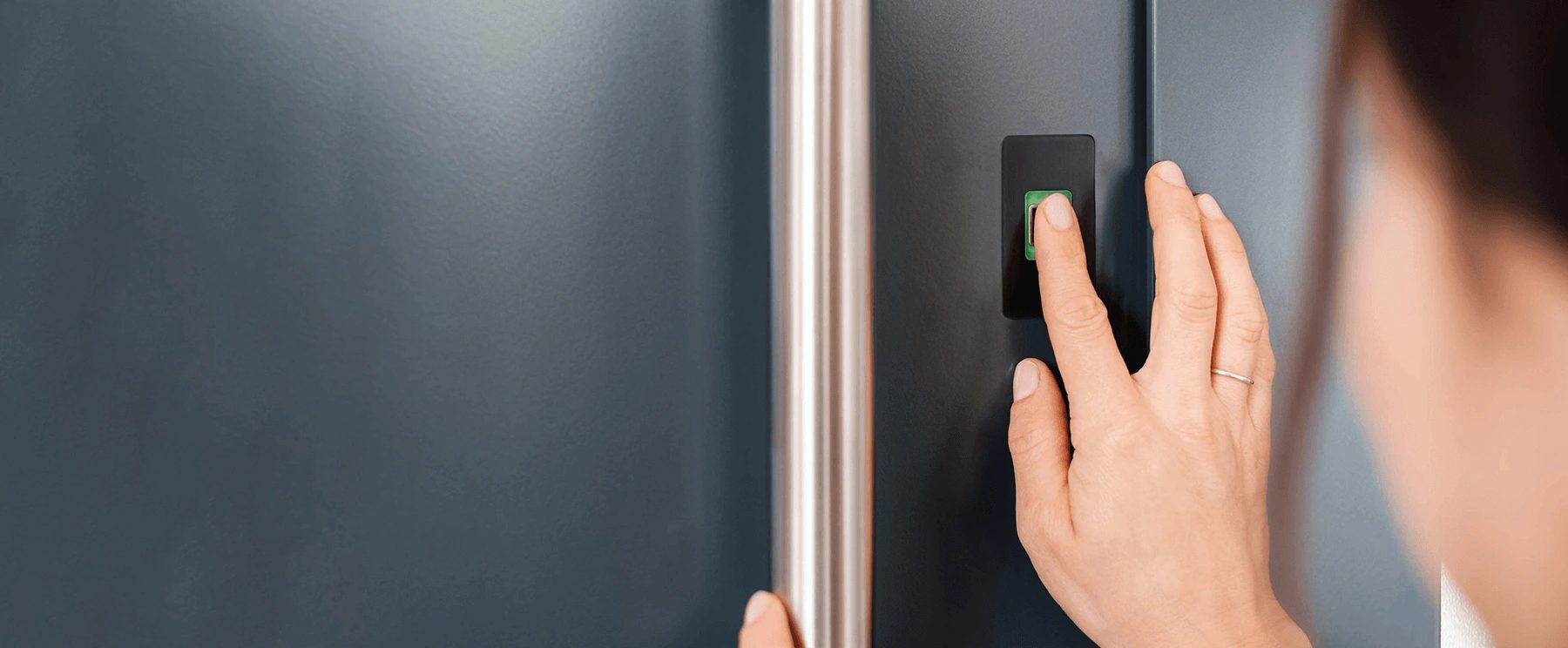 Haustür mit ekey-Fingerprint am Stangengriff