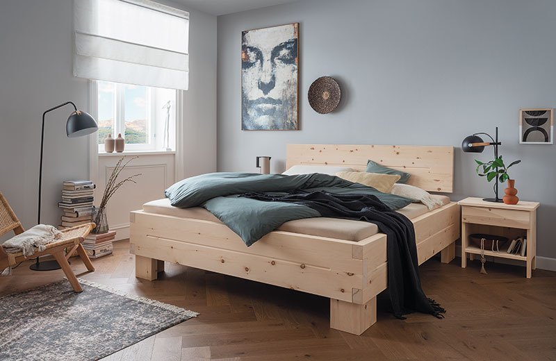 Massivholz-Balkenbett Hallstatt - Zirbe - Kopfhaupt mit Zierfräsung – Nachtkästchen 4
